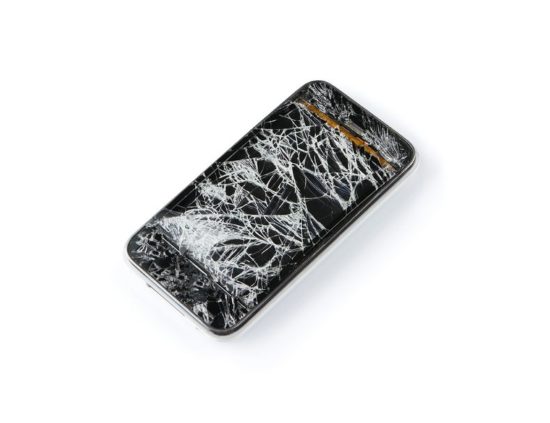 Cellulare alla guida: basta un selfie o un whatsapp per multe da incubo