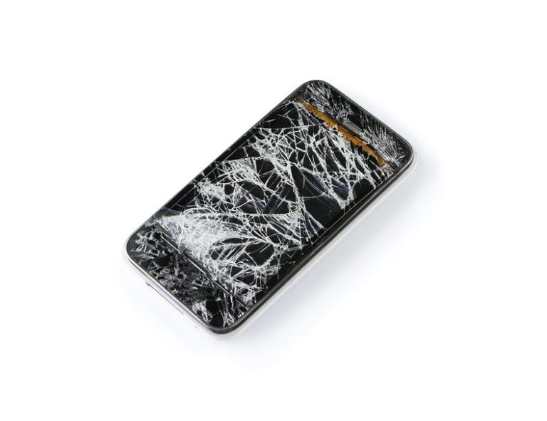 Cellulare alla guida: basta un selfie o un whatsapp per multe da incubo