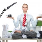 mantenere l'equilibrio al lavoro. donna seduta su scrivania in ufficio