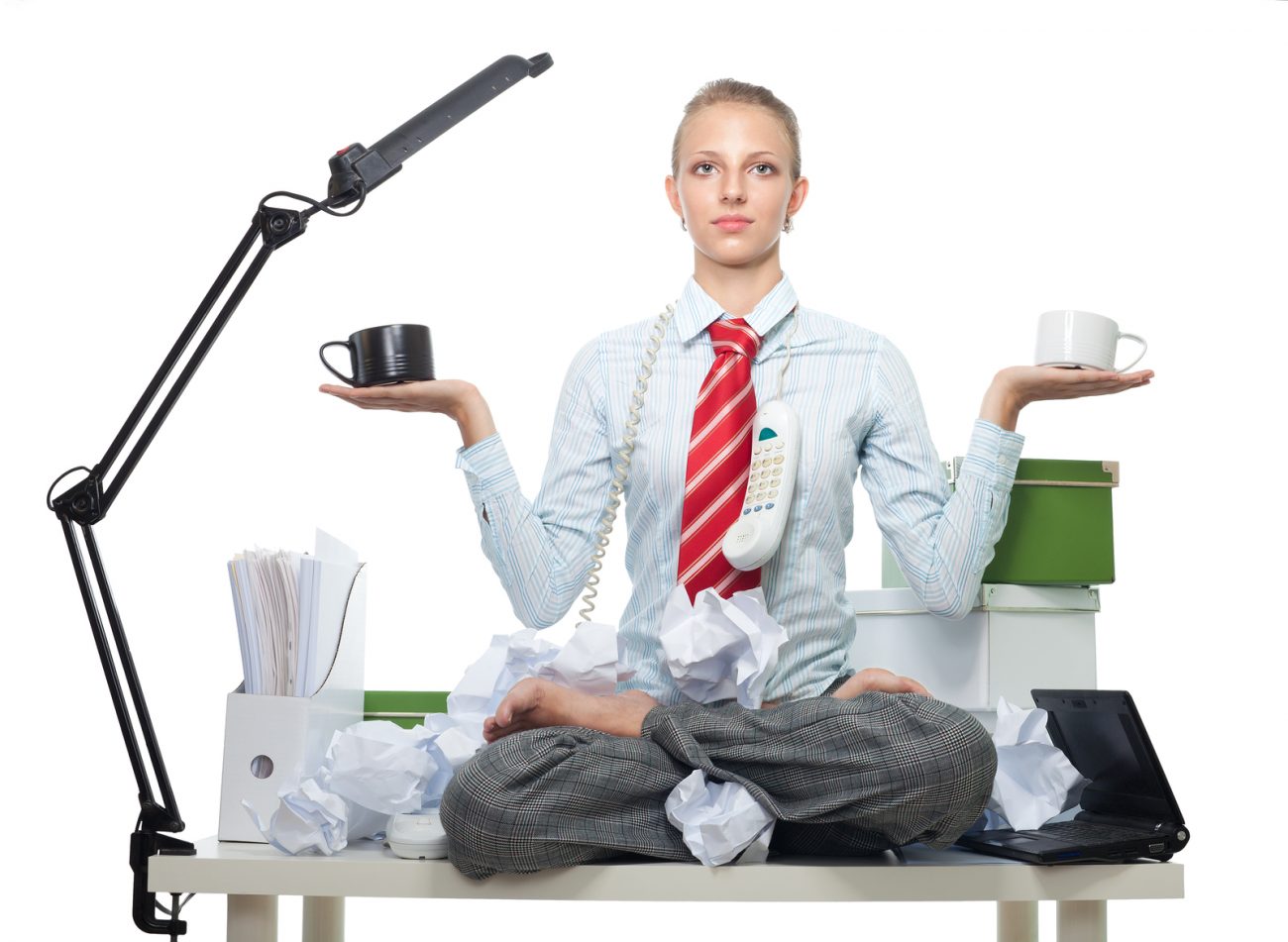 mantenere l'equilibrio al lavoro. donna seduta su scrivania in ufficio