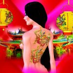 una ragazza giapponese con un drago tatuato sulla schiena