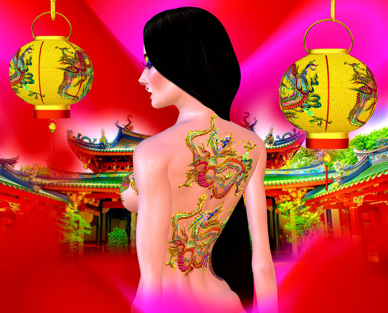 una ragazza giapponese con un drago tatuato sulla schiena