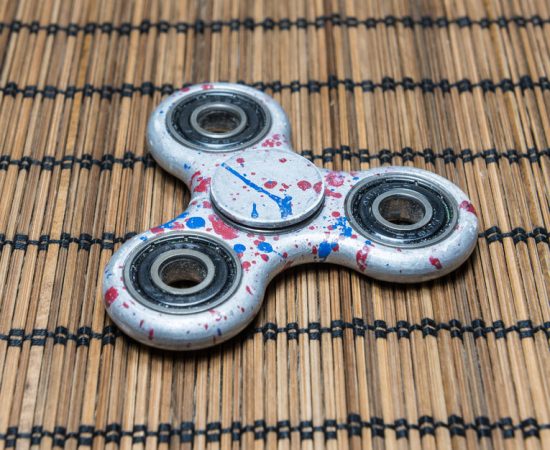 Il quesito del nonno: spinner e smartphone, quale dei due crea più dipendenza?