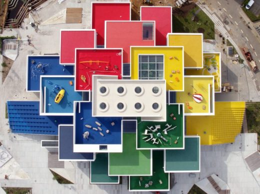 Notte da fachiri. Le recensioni dei Millennial alla Lego House su Airbnb