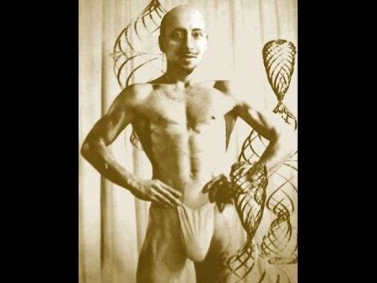 Intervista impossibile al Vate su sesso, cocaina e fascismo a 80 anni dalla morte di Gabriele D’Annunzio