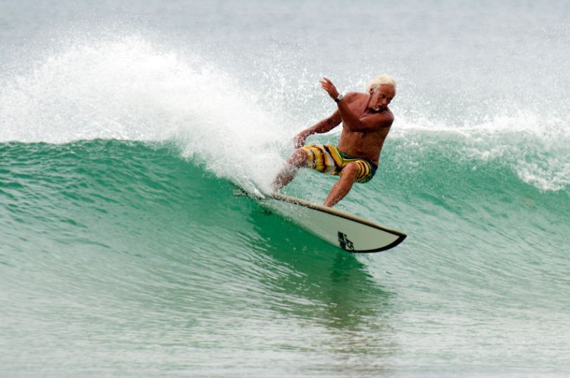 babbo babyboomer fa surf in nuova zelanda