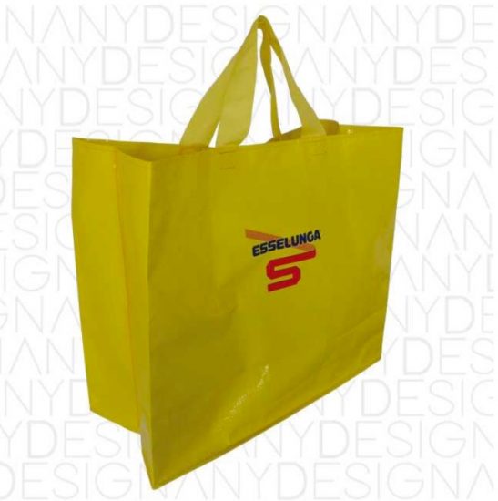 Intervista a Il deboscio: il must have del Salone del Mobile è la borsa Esselunga