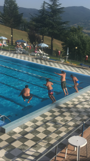 Fare il bagno in acqua fredda: dimmi come ti immergi e ti dirò chi sei. Il tipo da tuffo vs il tipo che si abitua.