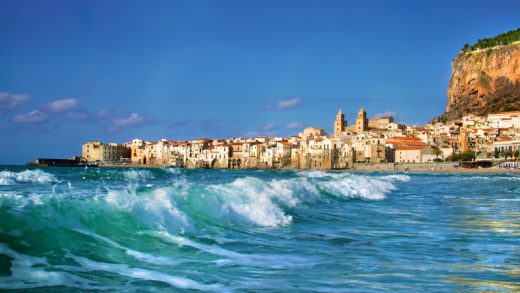 È facile essere felici in Sicilia, soprattutto col suo spirito nel bicchiere