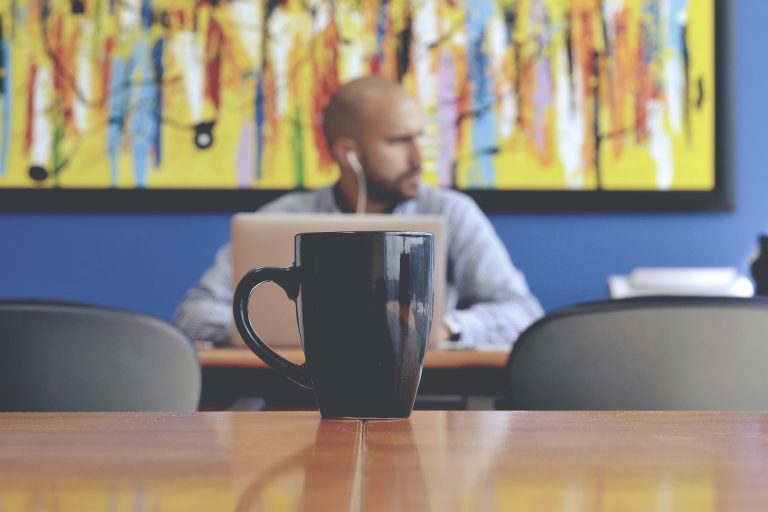 Rimedi hangover in ufficio: come tornare umani alla scrivania