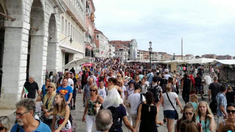 Il turista responsabile non esce di casa: solo così non peggiora il mondo