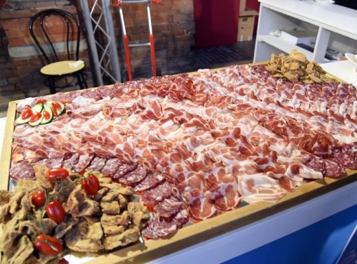 Cibi e sagre d’autunno per millennial voraciraptor: la stagione della supercazzola gastronomica è iniziata