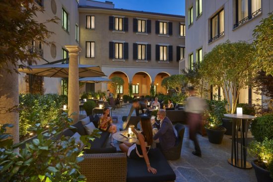 Per guadagnare follower su Instagram non devi per forza girare nuda per il Mandarin Oriental di Milano
