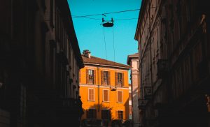 Milano al tramonto (Max Langelott per Unsplash)