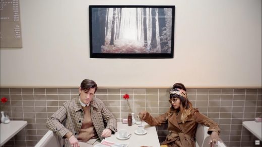 Campagna natalizia Burberry: il Natale com’è davvero per noi millennial umani