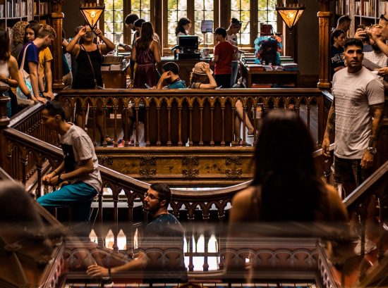 Differenze tra GenZer e Millennial: i primi sanno come monetizzare YouTube fin da piccoli