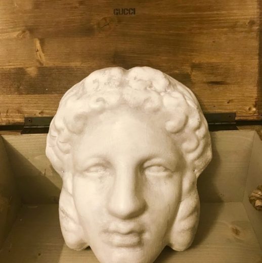 La sfilata Gucci e il mistero della maschera greca