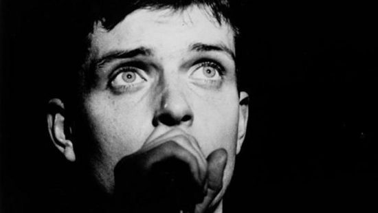 She’s lost control testo, la lucida disperazione di Ian Curtis dei Joy Division