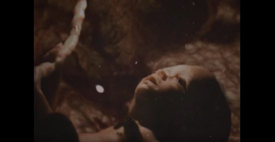 Il testo di Teardrop dei Massive Attack è una lacrima che cade sul fuoco