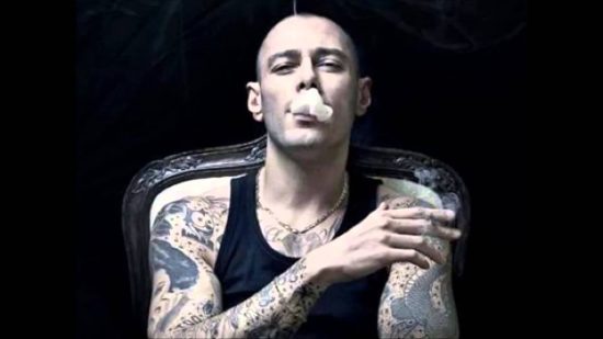 Il primo testo di Fabri Fibra, Scattano le indagini, è Disco d’oro dopo 17 anni