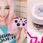 Chi è Belle Delphine? Un genio, che vende vasetti con l’acqua dei suoi bagni