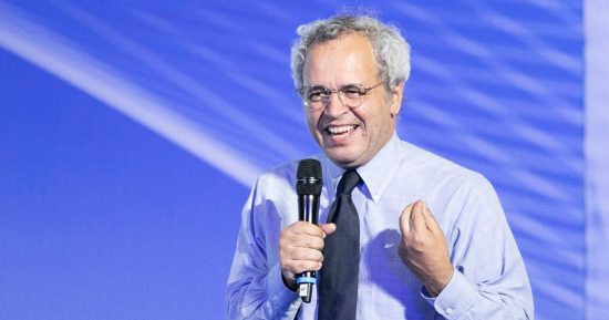 Perché Enrico Mentana sputa fuori le frasi in quel modo insopportabile?