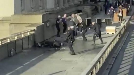 La reazione dei passanti all’attentato del London Bridge fa sperare nell’umanità