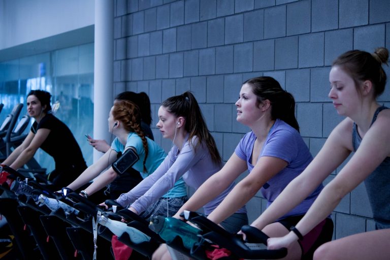Perché ho abbandonato la palestra di frustrati per i video fitness su Youtube