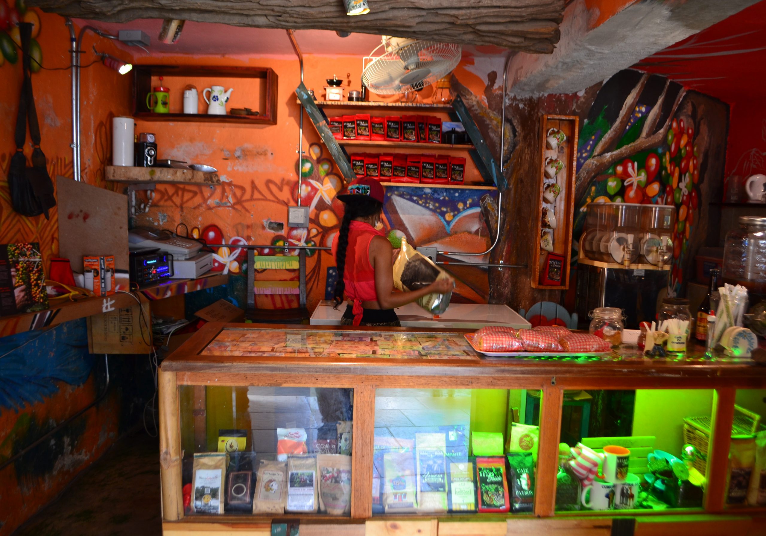 Medellìn, Comuna 13 - Un bar nel quartiere. Foto Gabriella Maugeri e Stiben Mesa Paniagua