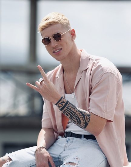 La Bandolera di Edoardo Brogi: l’inno dei GenZer che escono di galera (leggi quarantena)