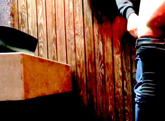 Come trovare una telecamera nascosta prima di finire in un porno casalingo (o in un episodio di Black Mirror)