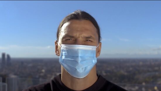 Il coronavirus si batte anche con l’arroganza millennial di Ibra, gli spot ai tempi del covid