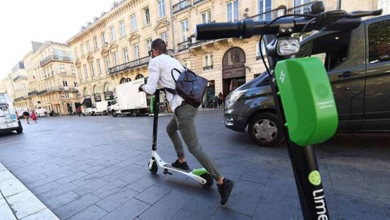 Il monopattino elettrico governativo ad uso hipster è ovunque. Tutti regolari? A Milano già 165 incidenti