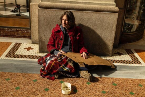 “I social ci hanno trasformato in mendicanti”, ma Enrico Dal Buono ci assolve con il suo libro: Siete tutti perdonati. L’intervista millennial