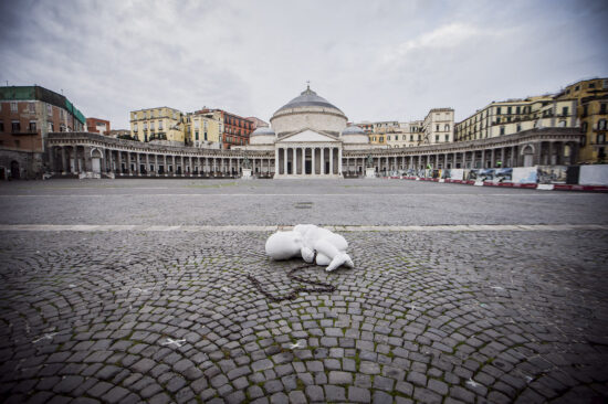 Lo scultore millennial Jago ‘abbandona’ un neonato in centro a Napoli