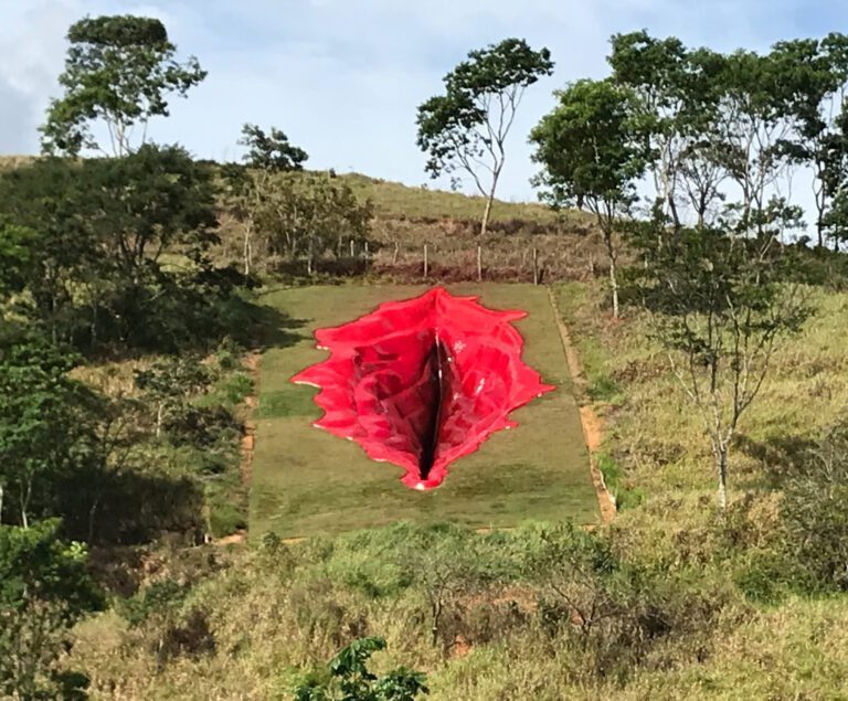 Una vagina di 33 metri su una collina: la vulva gigante di Juliana Notari è una Diva ferita
