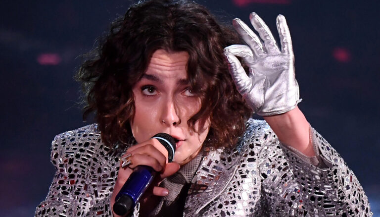 Se la politica invecchia, Sanremo ringiovanisce: l’età media dei cantanti si abbassa