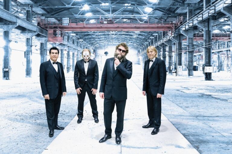 Sanremo 2021 è una balera: merito di Bianca luce nera degli Extraliscio e Davide Toffolo