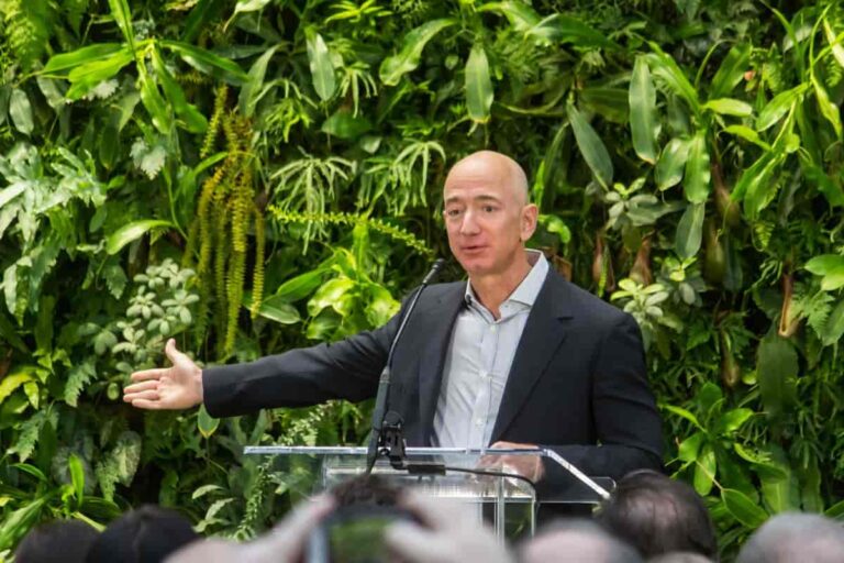 Tu compri su Amazon e lui compra tutto e tutti: l’impero di Jeff Bezos