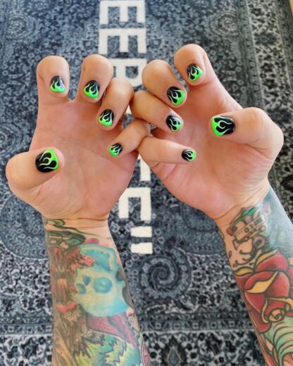 Gli smalti fluo di Fedez e la nostalgia millennial