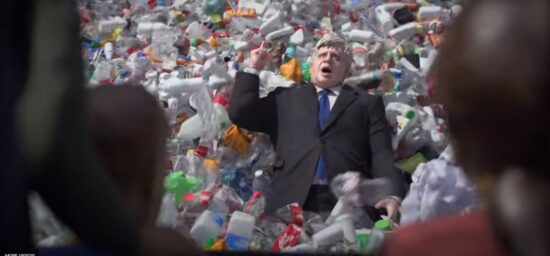 Senza limiti, il futuro sarà “plasticoso” come questo video di Greenpeace