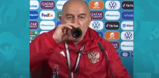 Orietta Berti e Ronaldo: labbra Coca Cola su volti impomatati