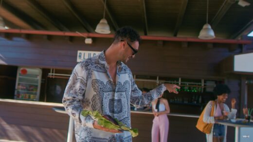 Tutti pazzi per le camicie di Carl Brave. Intervista alla sua stylist Arianna Tersigni