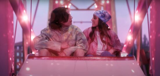 Sangiovanni lancia il video di Malibù. C’è anche Giulia ma non è “issimo”