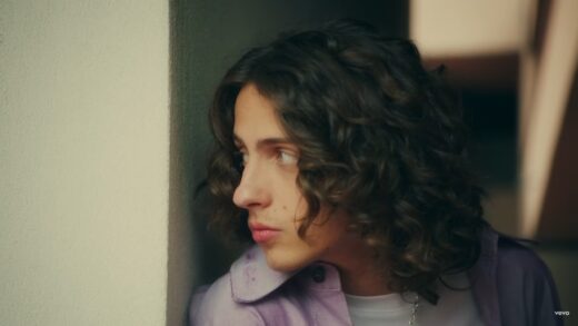 Sangiovanni canta “Raggi gamma”, testo e significato di un brano gen Z nell’anima