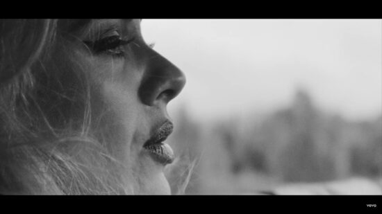 “Easy on me”, testo e traduzione del brano di Adele (Adele is back)