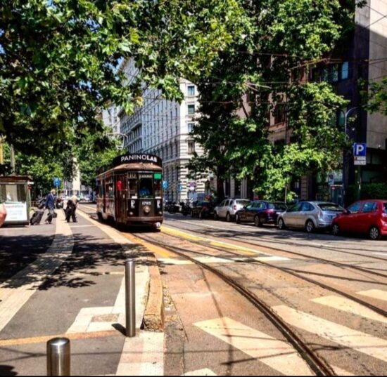 Millennial single che sbirciano la vita dal tram e mangiano il ragù della nonna. Come La Miranda