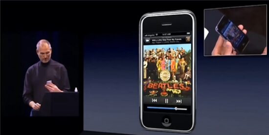 L’iPhone di Steve Jobs, prolungamento del braccio millennial, fa 15 anni