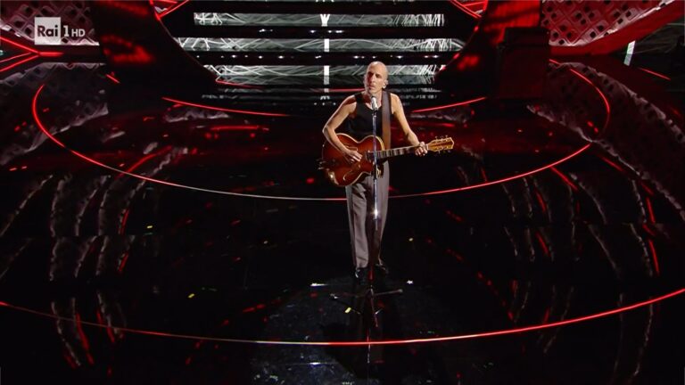 “Tuo padre, mia madre, Lucia”, testo e significato del brano di Giovanni Truppi a Sanremo 2022