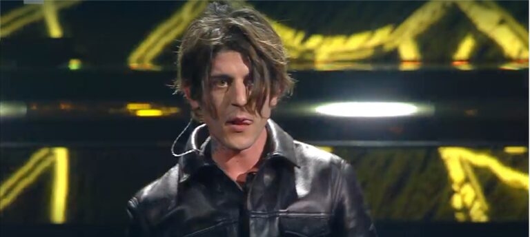 “Insuperabile”, testo e significato del brano di Rkomi a Sanremo 2022